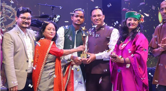 Uttarakhand Idol Season 1 Grand Finale winners with trophy